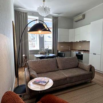 Рейторська 20/24. Атмосферна 2- рівнева квартира з новим ремониом .