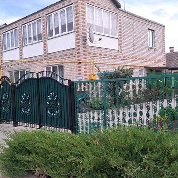 Продам добротний будинок  з житловим флігелем, та просторою земельною ділянкою