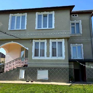 Просторий двоповерховий будинок із великою земельною ділянкою!