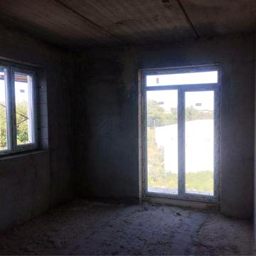 Продам квартиру на першому поверсі в новобудові  котеджного містечка Континент Ременова ЖК Континет