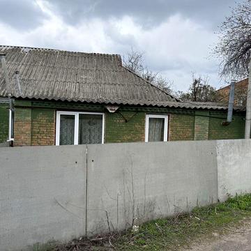 Частина будинку з окремим двором та гаражем