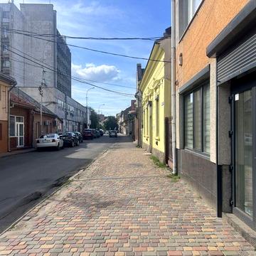 2-к, центр, поруч з пл. Петефі