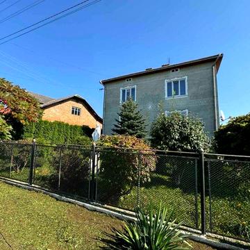 Продається будинок з великою земельною ділянкою.