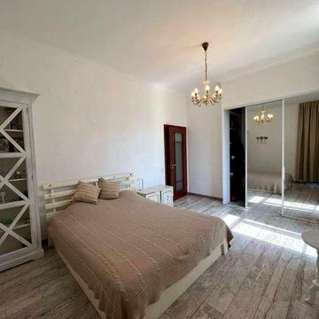 Стильна 2 х кімнатна та світла квартира з ремонтом — готова до заселення