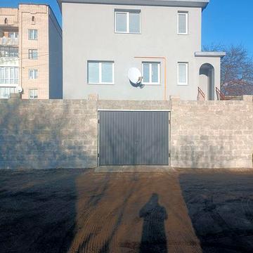 Продається  окрема 2 кімнатна квартира   з вбудованим гаражем