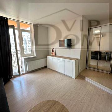 Квартира в новом доме, студия с балконом.