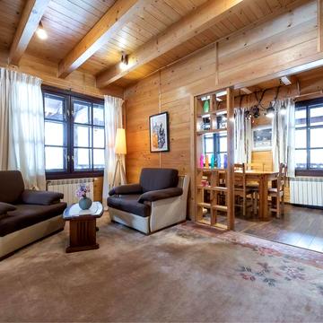 Оренда будинку  з карпатського  зрубу-- Романків- 200 м2 - енергонезалежність