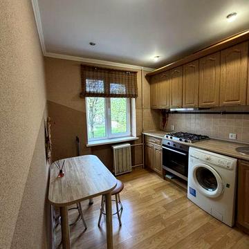 2 кімнатна на ПРОСПЕКТІ НЕЗАЛЕЖНОСТІ 2 поверх.Можна під ЄВІДНОВЛЕННЯ