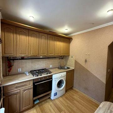 2 кімнатна на ПРОСПЕКТІ НЕЗАЛЕЖНОСТІ 2 поверх.Можна під ЄВІДНОВЛЕННЯ