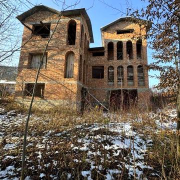 Якісний будинок, на великій ділянці.