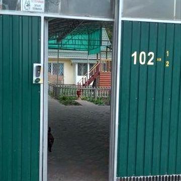 Будинок на дві квартири з  приміщенням для бізнесу