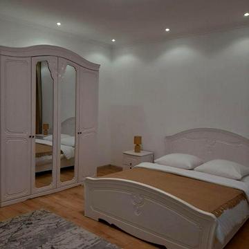 Здається двохкімнатна з паркомістом в тихому центрі.