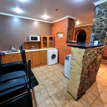 Оренда: фасадний будинок, р-н пологового будинку, вул. Благовісна