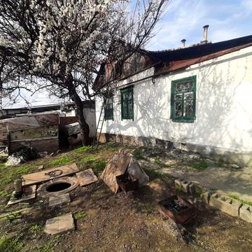 Продам домоволодіння 10 соток землі по вул. Сірка , р-н Юракадемії