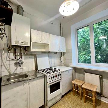 Продам  2х кімнатну в районі ЗЕЛЕНОГО БАЗАРУ (вул. КИШИНІВСЬКА), 2ий поверх, ГАЗОВИЙ котел, є балкон!