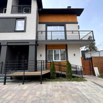 Оренда автономного  будинку в центрі міста.