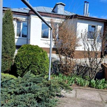 Продаж будинку, 12 соток, 2 окр. входи, тихий центр. Торг