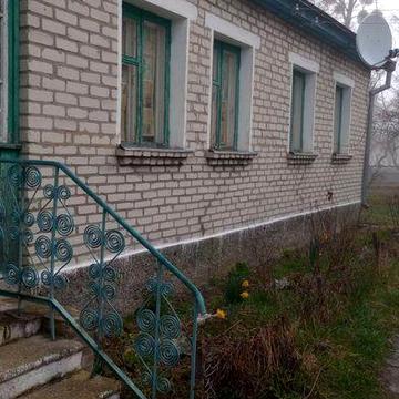 Продається гарний будинок з земельною ділянкою біля лікарні