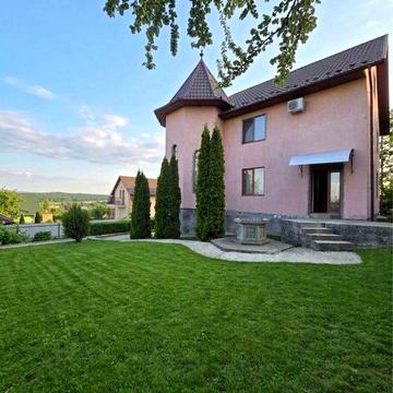 Продається БУДИНОК з ділянкою 10 соток, ЧУДОВИМ КРАЄВИДОМ та гарною озелененою територією, 5хв до Кварцу! Максимально тихе місце!