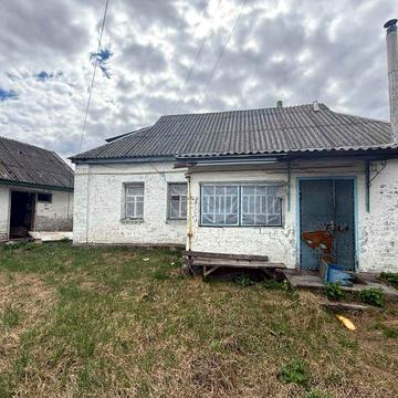Терміново ділянка центральна вулиця села + будинок під зніс, всі комунікації!