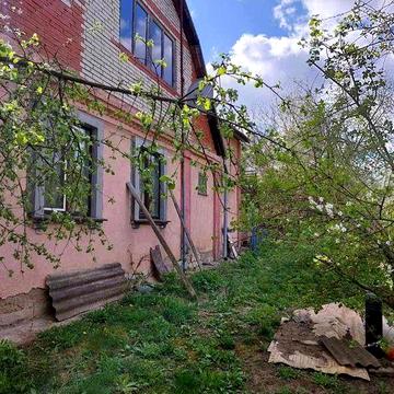 Просторий  окремий будинок у районі Петрівки біля річки.