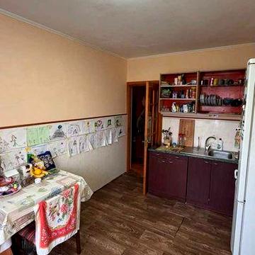 Продам 3-кімнатну квартиру на проспекті Героїв, 10.