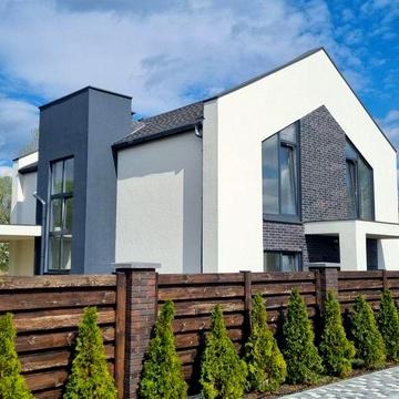 Якісний будинок з відмінним плануванням біля озера.