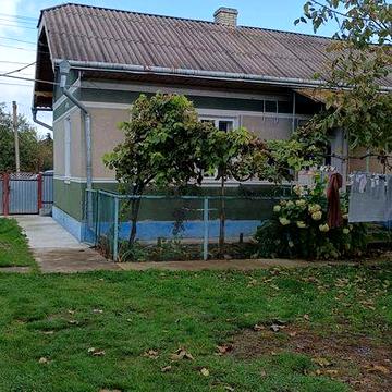 Продається гарне, охайне господарство у смт.Лужани