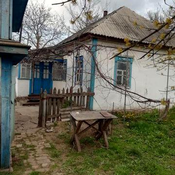 Продам будинок з ділянкою.