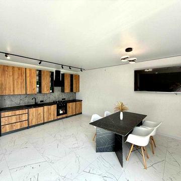 Просторий заміський будинок у с. Лиса Гора – лише 6 км від міста!