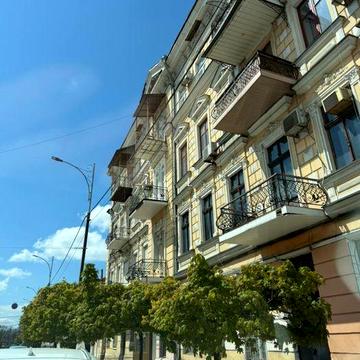 Продам 3-х комнатную квартиру в центре города.