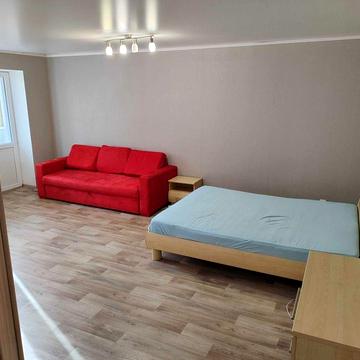 Студія. Центр. Світло не вимикають. Від власника.