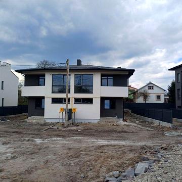 ЛИШЕ ОДНА ПОЛОВИНКА!Збудований будинок на одній з центр.вулиць З.Води!Без комісії!