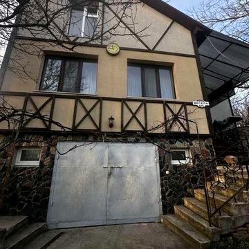 Просторий будинок з ділянкою 13 соток, гаражем та зоною відпочинку!!