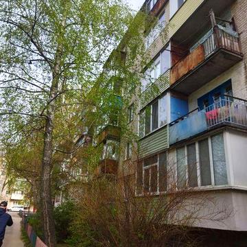 Продам 1 к  32 М2(на Захисників України 12А )