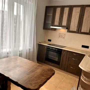 Академіка Єфремова вул. (Командарма Уборевича), 19