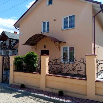 Продаю у місті Дрогобич 3 поверховий будинок з фінською сауною і ділянкою на 6 соток, 199 кв. м, 7 кімнат, на вул. Василя Стуса