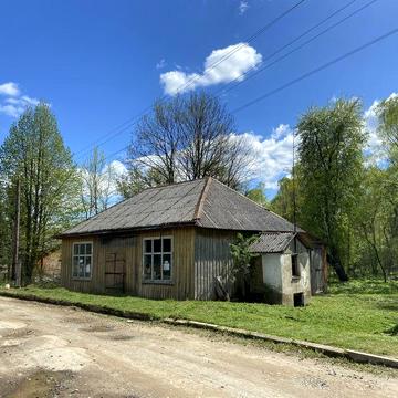 Земля . Будинок . Хата. Дом . в Карпатах  Фасад  біля річки.