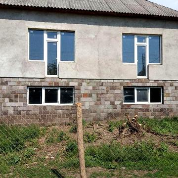 Недобудований будинок із земельно ділянкою