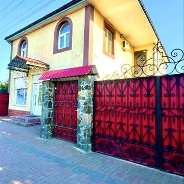 Продаж торгового приміщення з житловою квартирою на 2 поверсі.