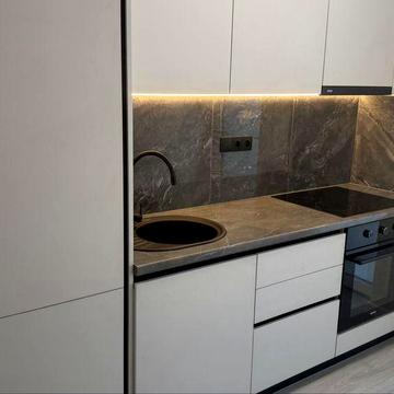 Однокімнатна квартира з сучасним ремонтом та меблями.