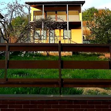 Новий будинок на 1-й лінії річки з власним виходом до води, тераса з видом, тиша і природа