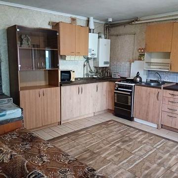 Оренда півбудинка окремий вхід 1 поверх.Загальний двір.