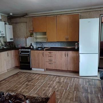 Оренда півбудинка окремий вхід 1 поверх.Загальний двір.