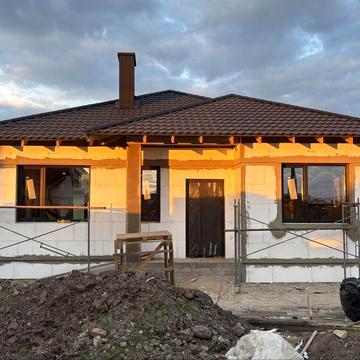 Сучасний будинок у селі Боратин.