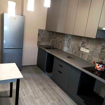 Чудова квартира без меблів в кімнатах зі свіжим ремонтом на 7 поверсі здається в довгострокову оренду для сімї без тваринок та шкідливих звичок(палін