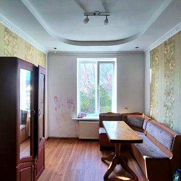 Продається невеличка смарт квартира з індивідуалкою біля ринку.