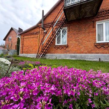 Продаж двох будинків на одній ділянці!