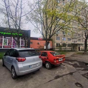 3 окна фасад, рядом новая почта, Оболонь, Озерная 28