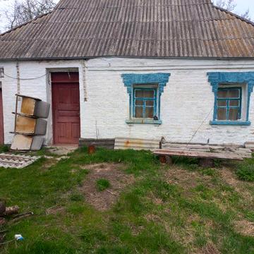 Продається хата з великою земельною ділянкою